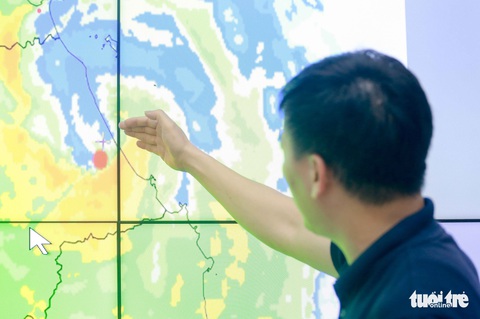 Tường trình bão số 4: Tâm bão ôm trọn đất liền Đà Nẵng - Quảng Nam, bão suy yếu thành áp thấp - Ảnh 3. Tường trình bão số 4: Tâm bão ôm trọn đất liền Đà Nẵng - Quảng Nam, bão suy yếu thành áp thấp - Ảnh 3.