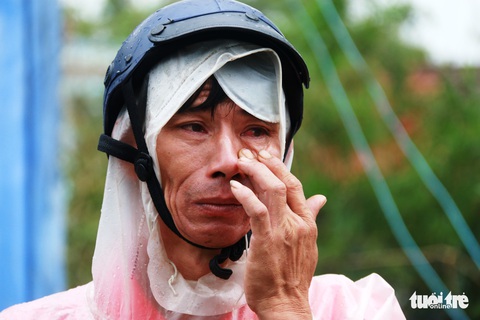 Bật khóc bên ngôi nhà bị bão đánh sập ở Huế - Ảnh 6. Bật khóc bên ngôi nhà bị bão đánh sập ở Huế - Ảnh 6.