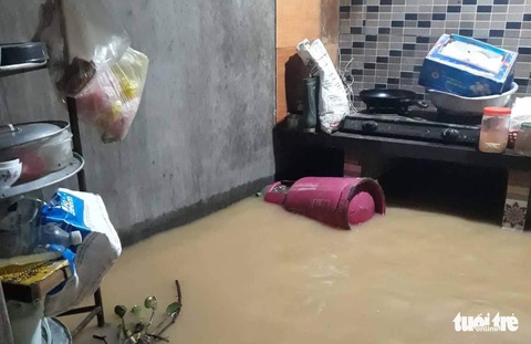 Mưa xối xả, nước dâng trong đêm, bà con Nghệ An hối hả di dời tài sản - Ảnh 5. Mưa xối xả, nước dâng trong đêm, bà con Nghệ An hối hả di dời tài sản - Ảnh 5.