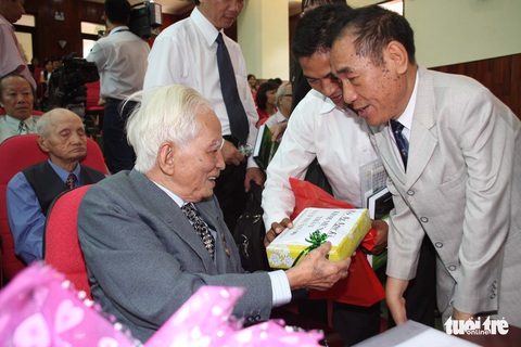 Thầy giáo Nguyễn Ngọc Ký: Hơn 60 năm là thần tượng về nghị lực sống cho nhiều thế hệ - Ảnh 6. Thầy giáo Nguyễn Ngọc Ký: Hơn 60 năm là thần tượng về nghị lực sống cho nhiều thế hệ - Ảnh 6.