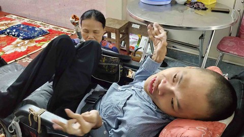 Gánh con đi suốt cuộc đời - Kỳ 3: Ước mơ con bay trên vai gầy của mẹ - Ảnh 2. Gánh con đi suốt cuộc đời - Kỳ 3: Ước mơ con bay trên vai gầy của mẹ - Ảnh 2.