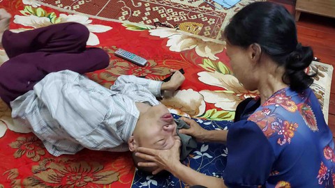 Gánh con đi suốt cuộc đời - Kỳ 3: Ước mơ con bay trên vai gầy của mẹ - Ảnh 1. Gánh con đi suốt cuộc đời - Kỳ 3: Ước mơ con bay trên vai gầy của mẹ - Ảnh 1.
