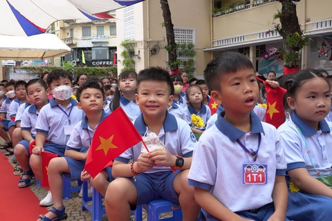 Muôn hình vạn vẻ những khoản thu gây choáng trong trường học - Ảnh 1. Muôn hình vạn vẻ những khoản thu gây choáng trong trường học - Ảnh 1.