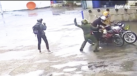 Vụ công an đánh tới tấp thiếu niên chạy xe máy: Cần xử lý nghiêm - Ảnh 1. Vụ công an đánh tới tấp thiếu niên chạy xe máy: Cần xử lý nghiêm - Ảnh 1.