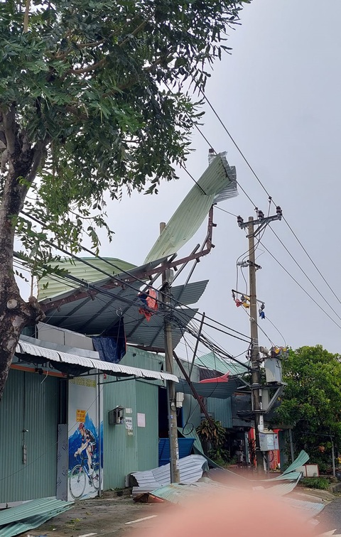 Ngành điện miền Trung căng mình khôi phục lại lưới điện ngay sau bão tan - Ảnh 10. Ngành điện miền Trung căng mình khôi phục lại lưới điện ngay sau bão tan - Ảnh 10.