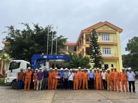 Ngành điện miền Trung căng mình khôi phục lại lưới điện ngay sau bão tan - Ảnh 9. Ngành điện miền Trung căng mình khôi phục lại lưới điện ngay sau bão tan - Ảnh 9.