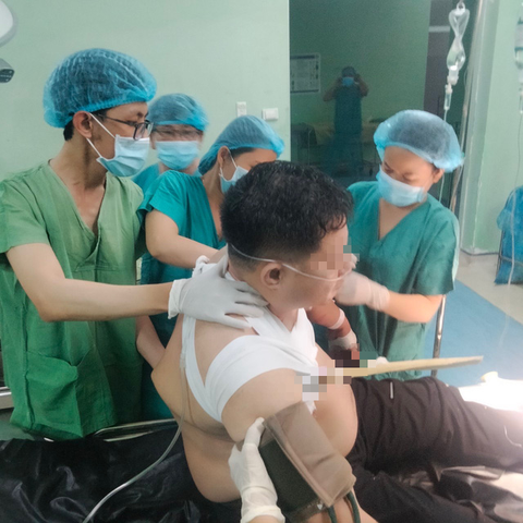 Cứu sống người đàn ông bị cây gỗ đâm xuyên ngực - Ảnh 1. Cứu sống người đàn ông bị cây gỗ đâm xuyên ngực - Ảnh 1.