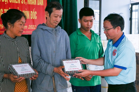 Đại biểu TP.HCM vượt 1.000 hải lý sóng gió đến thăm chiến sĩ Vùng 5 Hải quân - Ảnh 5. Đại biểu TP.HCM vượt 1.000 hải lý sóng gió đến thăm chiến sĩ Vùng 5 Hải quân - Ảnh 5.