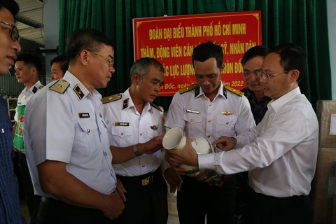 Đại biểu TP.HCM vượt 1.000 hải lý sóng gió đến thăm chiến sĩ Vùng 5 Hải quân - Ảnh 3. Đại biểu TP.HCM vượt 1.000 hải lý sóng gió đến thăm chiến sĩ Vùng 5 Hải quân - Ảnh 3.