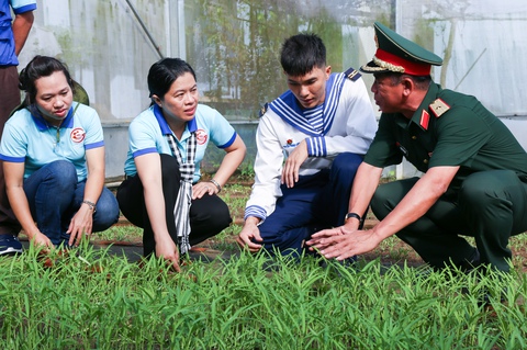 Đại biểu TP.HCM vượt 1.000 hải lý sóng gió đến thăm chiến sĩ Vùng 5 Hải quân - Ảnh 4. Đại biểu TP.HCM vượt 1.000 hải lý sóng gió đến thăm chiến sĩ Vùng 5 Hải quân - Ảnh 4.