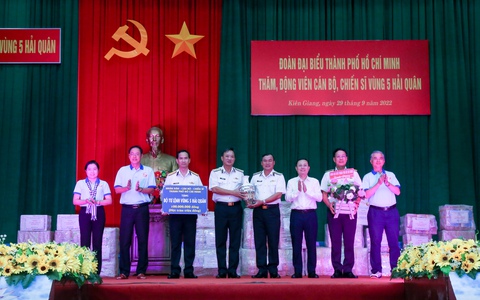 Đại biểu TP.HCM vượt 1.000 hải lý sóng gió đến thăm chiến sĩ Vùng 5 Hải quân - Ảnh 1. Đại biểu TP.HCM vượt 1.000 hải lý sóng gió đến thăm chiến sĩ Vùng 5 Hải quân - Ảnh 1.