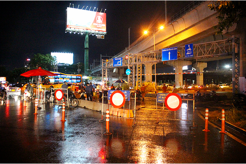 Ngày đầu cấm xe qua cầu vượt Nguyễn Hữu Cảnh, nhiều người bỡ ngỡ - Ảnh 1. Ngày đầu cấm xe qua cầu vượt Nguyễn Hữu Cảnh, nhiều người bỡ ngỡ - Ảnh 1.