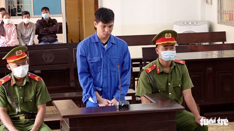 Anh trai bảo vệ mẹ bị em dùng kéo đâm chết - Ảnh 1. Anh trai bảo vệ mẹ bị em dùng kéo đâm chết - Ảnh 1.