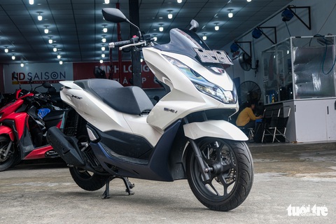 Honda PCX bản tiết kiệm xăng về Việt Nam: Giá 99 triệu, của hiếm cho người đã chán SH - Ảnh 1. Honda PCX bản tiết kiệm xăng về Việt Nam: Giá 99 triệu, của hiếm cho người đã chán SH - Ảnh 1.