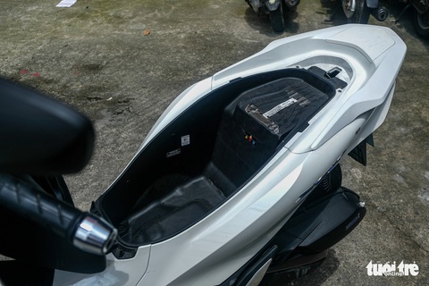 Honda PCX bản tiết kiệm xăng về Việt Nam: Giá 99 triệu, của hiếm cho người đã chán SH - Ảnh 4. Honda PCX bản tiết kiệm xăng về Việt Nam: Giá 99 triệu, của hiếm cho người đã chán SH - Ảnh 4.