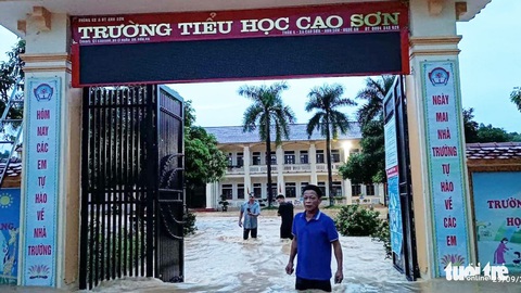 Nghệ An mưa lớn, sạt lở đất chia cắt nhiều tuyến quốc lộ, di dời dân - Ảnh 8. Nghệ An mưa lớn, sạt lở đất chia cắt nhiều tuyến quốc lộ, di dời dân - Ảnh 8.