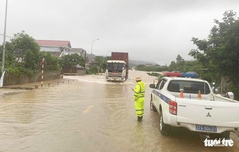 Nghệ An mưa lớn, sạt lở đất chia cắt nhiều tuyến quốc lộ, di dời dân - Ảnh 5. Nghệ An mưa lớn, sạt lở đất chia cắt nhiều tuyến quốc lộ, di dời dân - Ảnh 5.