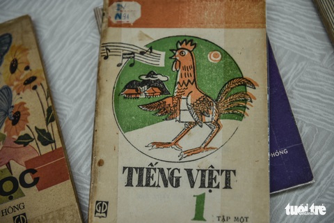 Học sinh hứng thú với sách giáo khoa mới, người lớn ‘hoài niệm’ với sách cũ - Ảnh 1. Học sinh hứng thú với sách giáo khoa mới, người lớn ‘hoài niệm’ với sách cũ - Ảnh 1.