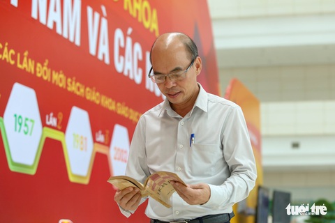 Học sinh hứng thú với sách giáo khoa mới, người lớn ‘hoài niệm’ với sách cũ - Ảnh 5. Học sinh hứng thú với sách giáo khoa mới, người lớn ‘hoài niệm’ với sách cũ - Ảnh 5.