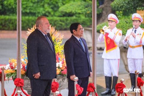 Thủ tướng Việt Nam, Cuba cùng đi bộ dưới mưa về nơi hội đàm - Ảnh 4. Thủ tướng Việt Nam, Cuba cùng đi bộ dưới mưa về nơi hội đàm - Ảnh 4.