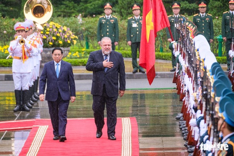 Thủ tướng Việt Nam, Cuba cùng đi bộ dưới mưa về nơi hội đàm - Ảnh 5. Thủ tướng Việt Nam, Cuba cùng đi bộ dưới mưa về nơi hội đàm - Ảnh 5.