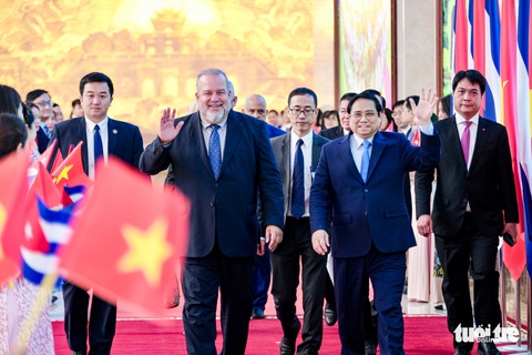 Thủ tướng Cuba nhận Huân chương Hồ Chí Minh - Ảnh 1. Thủ tướng Cuba nhận Huân chương Hồ Chí Minh - Ảnh 1.