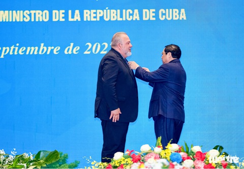 Thủ tướng Cuba nhận Huân chương Hồ Chí Minh - Ảnh 2. Thủ tướng Cuba nhận Huân chương Hồ Chí Minh - Ảnh 2.