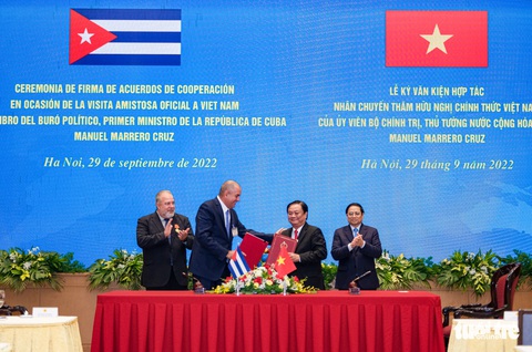 Thủ tướng Cuba nhận Huân chương Hồ Chí Minh - Ảnh 4. Thủ tướng Cuba nhận Huân chương Hồ Chí Minh - Ảnh 4.