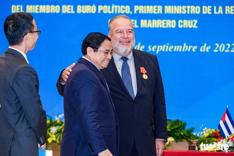 Thủ tướng Cuba nhận Huân chương Hồ Chí Minh - Ảnh 5. Thủ tướng Cuba nhận Huân chương Hồ Chí Minh - Ảnh 5.