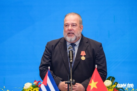 Thủ tướng Cuba nhận Huân chương Hồ Chí Minh - Ảnh 3. Thủ tướng Cuba nhận Huân chương Hồ Chí Minh - Ảnh 3.