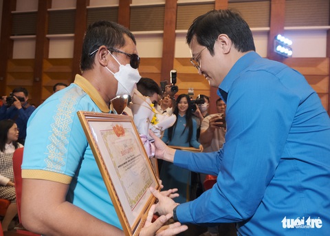 Tôn vinh 50 tấm gương thanh niên khuyết tật tỏa sáng nghị lực Việt - Ảnh 1. Tôn vinh 50 tấm gương thanh niên khuyết tật tỏa sáng nghị lực Việt - Ảnh 1.