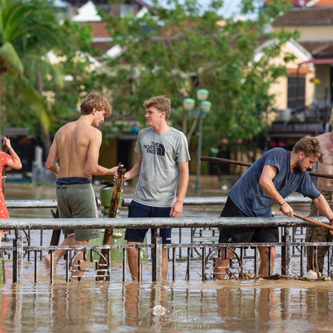 Người nước ngoài dọn lũ cùng dân phố cổ Hội An - Ảnh 3. Người nước ngoài dọn lũ cùng dân phố cổ Hội An - Ảnh 3.
