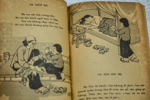 Học sinh hứng thú với sách giáo khoa mới, người lớn ‘hoài niệm’ với sách cũ - Ảnh 8. Học sinh hứng thú với sách giáo khoa mới, người lớn ‘hoài niệm’ với sách cũ - Ảnh 8.