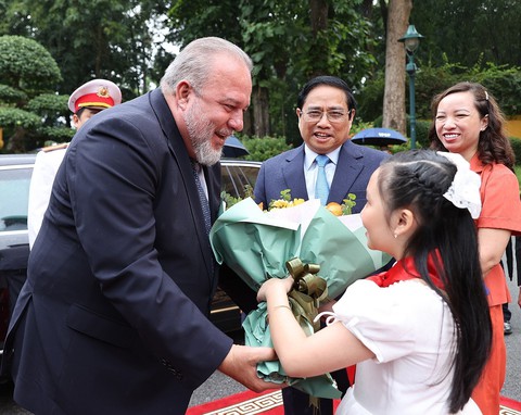Thủ tướng Việt Nam, Cuba cùng đi bộ dưới mưa về nơi hội đàm - Ảnh 3. Thủ tướng Việt Nam, Cuba cùng đi bộ dưới mưa về nơi hội đàm - Ảnh 3.