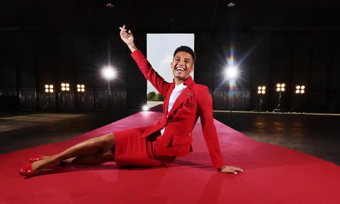 Virgin Atlantic cho phép nam tiếp viên mặc váy - Ảnh 1. Virgin Atlantic cho phép nam tiếp viên mặc váy - Ảnh 1.