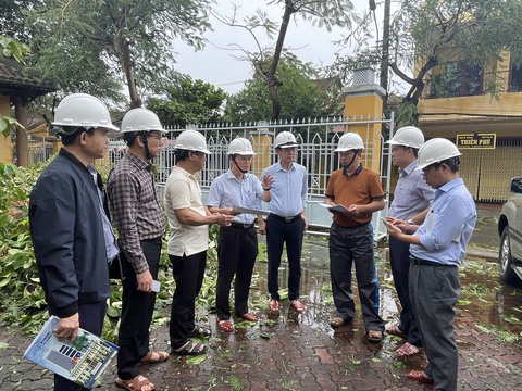 Ngành điện miền Trung căng mình khôi phục lại lưới điện ngay sau bão tan - Ảnh 4. Ngành điện miền Trung căng mình khôi phục lại lưới điện ngay sau bão tan - Ảnh 4.
