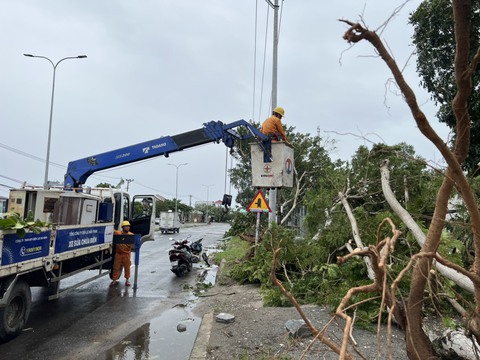Ngành điện miền Trung căng mình khôi phục lại lưới điện ngay sau bão tan - Ảnh 5. Ngành điện miền Trung căng mình khôi phục lại lưới điện ngay sau bão tan - Ảnh 5.