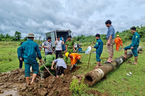 Ngành điện miền Trung căng mình khôi phục lại lưới điện ngay sau bão tan - Ảnh 7. Ngành điện miền Trung căng mình khôi phục lại lưới điện ngay sau bão tan - Ảnh 7.