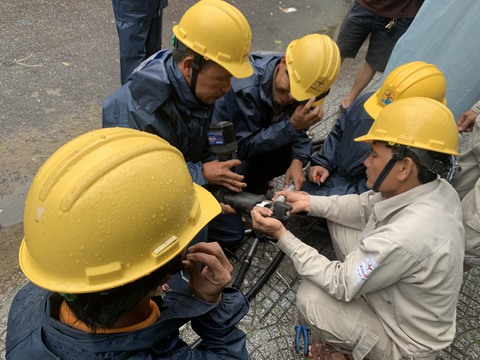 Ngành điện miền Trung căng mình khôi phục lại lưới điện ngay sau bão tan - Ảnh 3. Ngành điện miền Trung căng mình khôi phục lại lưới điện ngay sau bão tan - Ảnh 3.