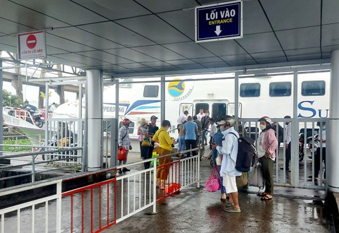 Các tuyến phà, tàu cao tốc ra đảo Phú Quốc chạy lại bình thường - Ảnh 1.