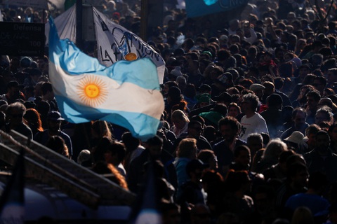 Dân Argentina tràn xuống đường ủng hộ phó tổng thống bị ám sát hụt - Ảnh 3. Dân Argentina tràn xuống đường ủng hộ phó tổng thống bị ám sát hụt - Ảnh 3.