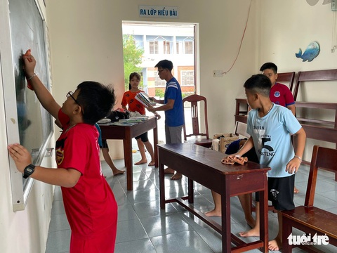 Thầy, trò ở Trường Sa rộn ràng chuẩn bị khai giảng năm học mới - Ảnh 2. Thầy, trò ở Trường Sa rộn ràng chuẩn bị khai giảng năm học mới - Ảnh 2.