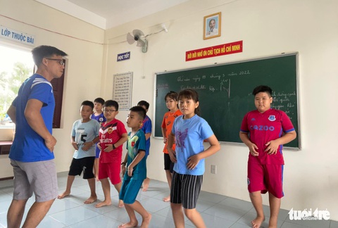 Thầy, trò ở Trường Sa rộn ràng chuẩn bị khai giảng năm học mới - Ảnh 1. Thầy, trò ở Trường Sa rộn ràng chuẩn bị khai giảng năm học mới - Ảnh 1.