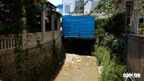 Đà Lạt bất ngờ ngập vì rác, nhà kính, bê tông - Ảnh 9. Đà Lạt bất ngờ ngập vì rác, nhà kính, bê tông - Ảnh 9.
