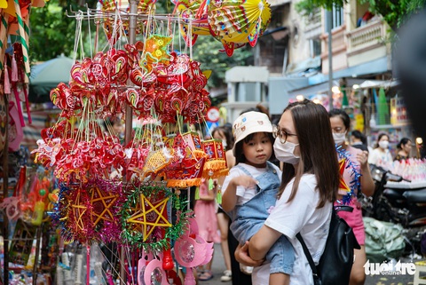 Chen chân lên phố Hàng Mã check-in dịp lễ 2-9 - Ảnh 3. Chen chân lên phố Hàng Mã check-in dịp lễ 2-9 - Ảnh 3.