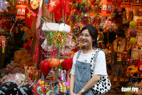 Chen chân lên phố Hàng Mã check-in dịp lễ 2-9 - Ảnh 1. Chen chân lên phố Hàng Mã check-in dịp lễ 2-9 - Ảnh 1.
