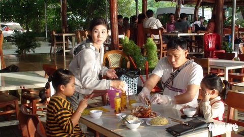 Món ăn vùng Bảy Núi thu hút hàng ngàn du khách chờ đợi đổ mồ hôi - Ảnh 4. Món ăn vùng Bảy Núi thu hút hàng ngàn du khách chờ đợi đổ mồ hôi - Ảnh 4.