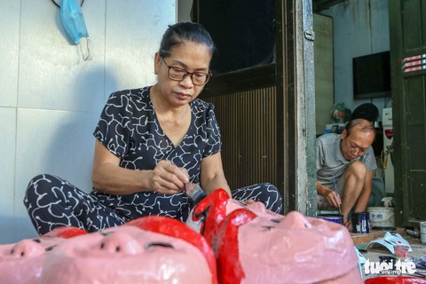 Gặp gia đình nghệ nhân cuối cùng làm mặt nạ giấy bồi Trung thu ở Hà Nội - Ảnh 3. Gặp gia đình nghệ nhân cuối cùng làm mặt nạ giấy bồi Trung thu ở Hà Nội - Ảnh 3.