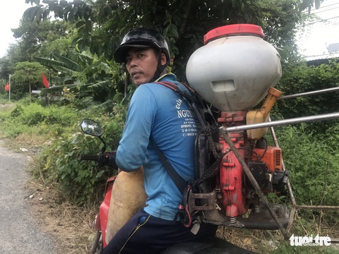 An Giang: Nhiều cây xăng bán nhỏ giọt, báo hết xăng chờ giãn khách - Ảnh 2. An Giang: Nhiều cây xăng bán nhỏ giọt, báo hết xăng chờ giãn khách - Ảnh 2.