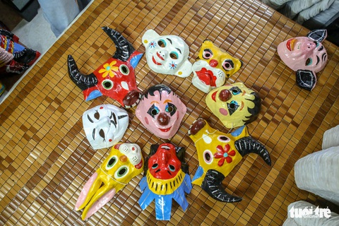 Gặp gia đình nghệ nhân cuối cùng làm mặt nạ giấy bồi Trung thu ở Hà Nội - Ảnh 7. Gặp gia đình nghệ nhân cuối cùng làm mặt nạ giấy bồi Trung thu ở Hà Nội - Ảnh 7.